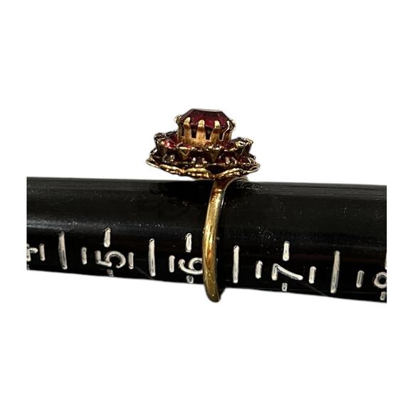 Vintage Sarah Coventry Red Stone Cluster Floral Ring Size 6 1/4 EUC - Picture 4 of 4
